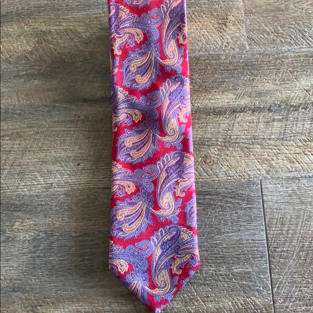 Men’s Paisley tie.
